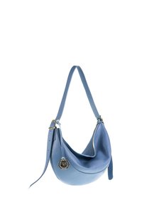 Borsa hobo in pelle blu con forma curva, dettagli cuciti e tracolla staccabile. Include un charm con logo metallico e hardware color oro.