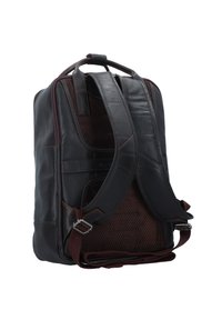 Zaino in pelle nera con una finitura testurizzata, spallacci imbottiti e schienale in rete. Caratterizzato da un design strutturato e cuciture a contrasto.