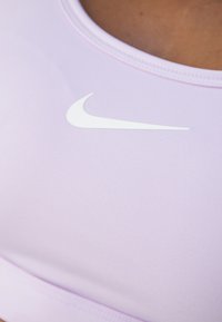 Nike Performance BRA - Vidutiniškai krūtinę prilaikanti sportinė liemenėlė - violet mist