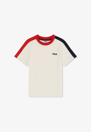 Maglietta bianca Fila con collo rosso, striscia rossa sulla spalla sinistra, e striscia blu navy sulla spalla destra, con logo Fila sul petto.