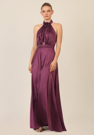 Langes Abendkleid mit Halterkragen aus tiefviolettem Satin. Es hat ein gerafftes Oberteil, florale Akzente und einen fließenden Rock mit definierter Taille.