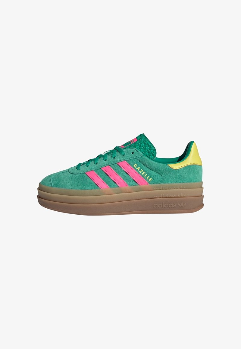 Zielone zamszowe sneakersy z różowymi paskami, żółtymi akcentami i grubą brązową podeszwą. Posiadają teksturowany obcas oraz złote logo "Gazelle".
