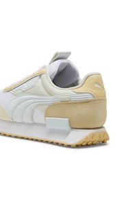 Sneakers avec une tige supérieure synthétique blanche, des accents en daim beige et des détails bleu clair. Équipées d'une semelle rembourrée et d'une semelle extérieure texturée pour une meilleure adhérence.