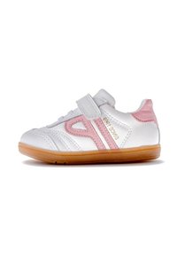 Zapatilla deportiva blanca con detalles en rosa y tira de velcro, con una superficie texturizada, suela de goma y diseño curvado.