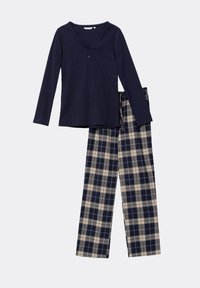 Top de manga larga azul marino con tapeta de botones, combinado con pantalones de pijama de cuadros en tonos azul marino, crema y verde oscuro. Tela suave y corte relajado.