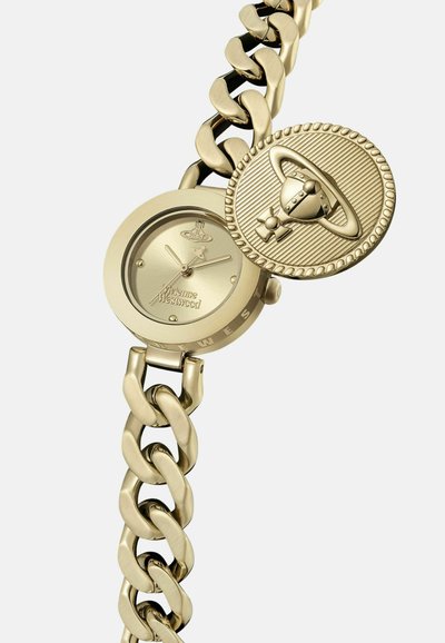 Montre à chaîne en or avec un boîtier rond et un cadran doré. Caractéristiques d'un médaillon décoratif proéminent avec un design de planète.