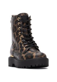 Botas de tobillo con estampado de leopardo, hechas de cuero sintético, con cordones negros, ojales dorados y una suela negra gruesa con profundos surcos.