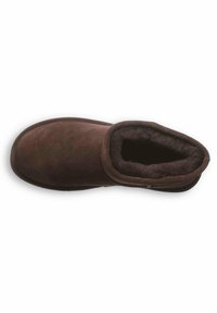 Pantoufle en daim marron avec un intérieur en velours doux et sombre. Présente un bout arrondi et un design de cheville basse pour un enfilage facile. Pas de matériel visible.