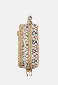 Borsa cosmetica rettangolare con motivo geometrico beige, marrone e verde. Dettagli in metallo dorato e doppia cerniera. Tessuto dalla texture strutturata.