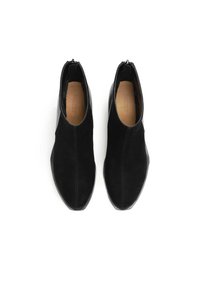 Stivaletti neri in suede con un design elegante, punta affusolata e finitura opaca. La cerniera laterale offre un facile indossamento e una vestibilità aderente.