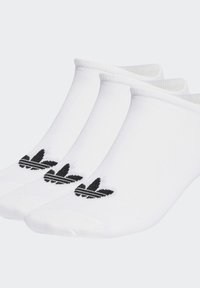 Bílé kotníkové ponožky vyrobené z bavlněné směsi, s černým logem Adidas a pruhy. Balení obsahuje tři páry, hladká textura.