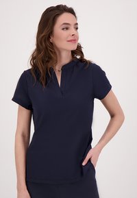Marineblauwe korte mouwen top met een mandarin kraag, voorzien van een subtiele placket en glad, gestructureerd fabric. Casual fit, strakke lijnen en minimalist design.