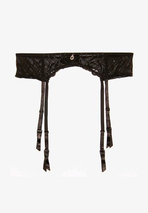 Cinturilla de encaje negro con patrón floral, bordes ondulados y un detalle central de gema. Cuenta con cuatro tirantes ajustables con acentos de cinta de satén.