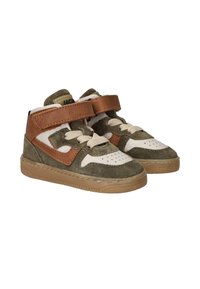 Hoog-top sneakers van olijfgroen suede, met witte leren accenten, bruine bandjes en beige veters. Getextureerde zool met geperforeerde neuzen.