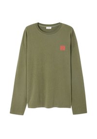 Olivengrøn langærmet t-shirt lavet af blød bomuld, med et lille rødt "American Vintage" logo på venstre brystområde.