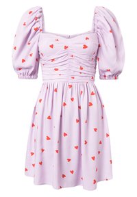 Violetti mekko puffihihnoilla, ryppyisessä bodysuitissa ja punaisessa sydänkuviossa. Valoisa hame, joka on valmistettu pehmeästä kankaasta, sisältää elastisen vyötärönauhan.