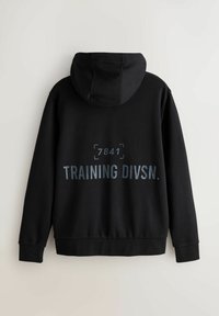 Czarna bluza z kapturem, z napisem "7841 TRAINING DIVSN." wydrukowanym na szaro z tyłu, wyeksponowana na jednolitym jasnym tle.