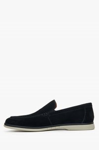 Czarne zamszowe buty slip-on z zaokrąglonym noskiem, kontrastowym szyciem oraz jasną gumową podeszwą. Charakteryzują się małym dekoracyjnym akcentem.