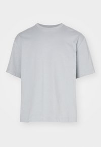 Světlé šedé bavlněné tričko s klasickým kruhovým výstřihem, krátkými rukávy a rovním lemem. Hladká textura, jednoduchý design.