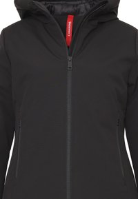 Giacca nera impermeabile con zip frontale, cappuccio regolabile e accentuazione del logo rosso. Presenta tasche laterali e una finitura liscia e opaca.