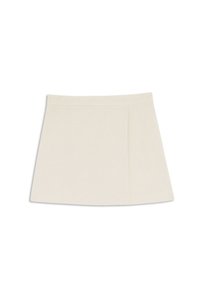 Minifalda color crema con una cintura plana, un sutil detalle de pliegue en un lado, fabricada con una tela suave de textura delicada.