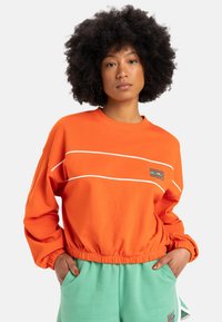 OVER - MIT RUNDHALSAUSSCHNITT - Sweatshirt - nme