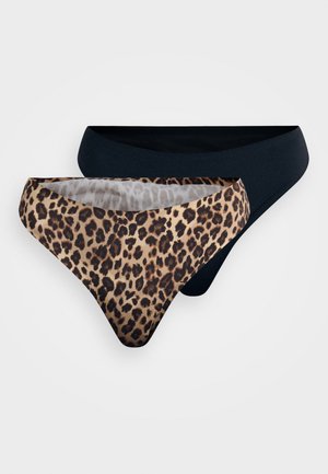Twee paar stringondergoed: één in een effen zwarte stof en de andere in een luipaardprint, beide met een lage taille.