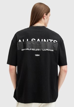Juodas medvilnės marškinėlis su balta užrašų tekstu ant nugaros, įskaitant "ALLSAINTS" ir "SPITALFIELDS / LONDON," su tekstūruotu juodu fonu.