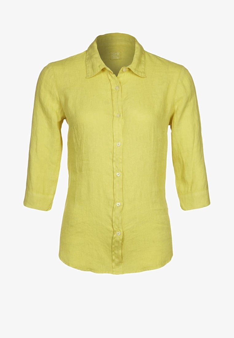 Gul linneskjorta med knäppning framtill, spetsig krage och trekvartsärmar. Slät textur och enfärgad utan mönster.