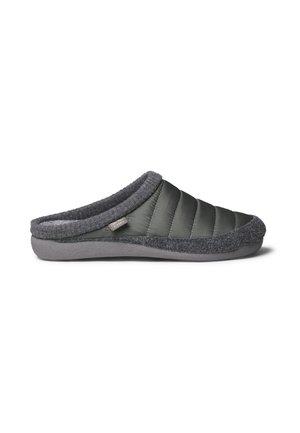 Chausson gris à enfiler avec dessus matelassé, doublure douce en polaire et semelle texturée, conçu pour le confort et la chaleur à l’intérieur.