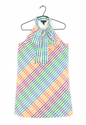 Vestido halter colorido con un patrón de cuadrícula en naranja, púrpura, verde y azul. Incluye un lazo en el escote. Hecho de una tela ligera.