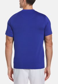 Blauw sportshirt met korte mouwen gemaakt van gestructureerde stof. Heeft een ronde halslijn en gladde naden. Achteraanzicht toont details van schouders en armen.
