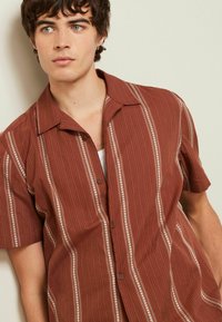 Next TEXTURED STRIPE SHORT SLEEVE WITH CUBAN COLLAR  - REGULAR FIT - Skjorter - brown