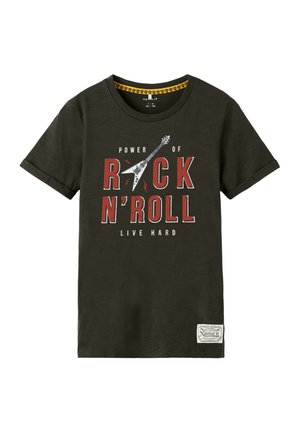 T-shirt en coton vert foncé avec un motif graphique représentant une guitare électrique blanche et un lettrage rouge indiquant « POWER OF ROCK N' ROLL ». Manches courtes.
