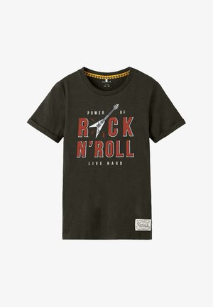 T-shirt verde scuro in cotone con un design grafico che raffigura una chitarra elettrica bianca e scritte rosse con la dicitura "POTERE DEL ROCK N' ROLL." Maniche corte.