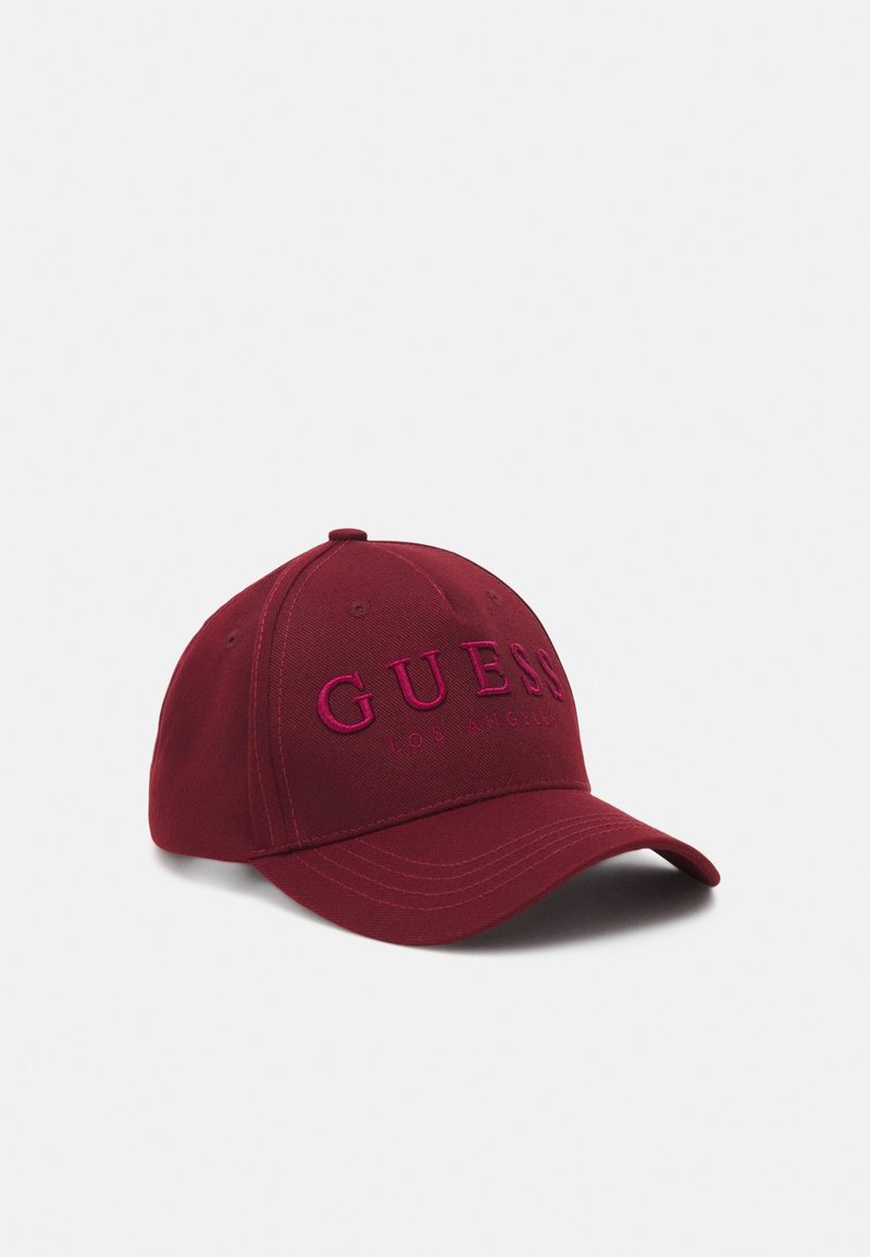 Casquette de baseball bordeaux à visière incurvée, avec broderie en relief "GUESS Los Angeles" sur le panneau avant.