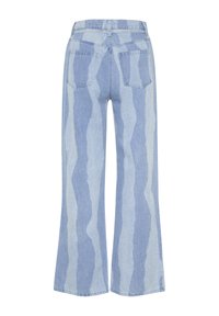 Jeans de mezclilla de lavado claro con un patrón ondulado en tonos de azul más oscuros y más claros. Cuenta con dos bolsillos traseros y un diseño de cintura alta.