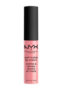 NYX Soft Matte Lip Cream in einem zylindrischen Behälter, hellrosa Flüssigkeit mit einem mattschwarzen Deckel, der fettgedruckte schwarze Schrift für Produktdetails aufweist.