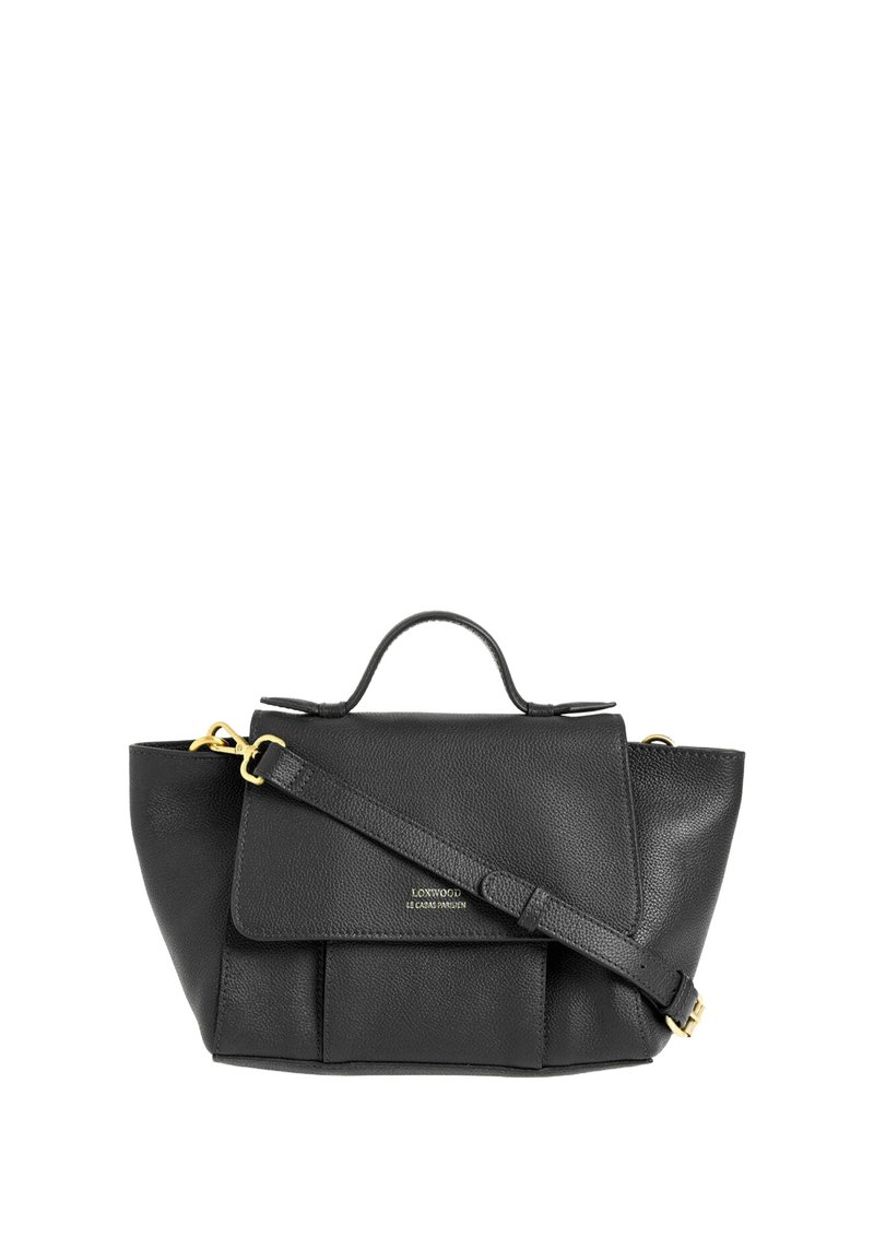 Sac à main en cuir noir avec une poignée supérieure, un rabat à l'avant, une bandoulière réglable et des détails en métal doré.