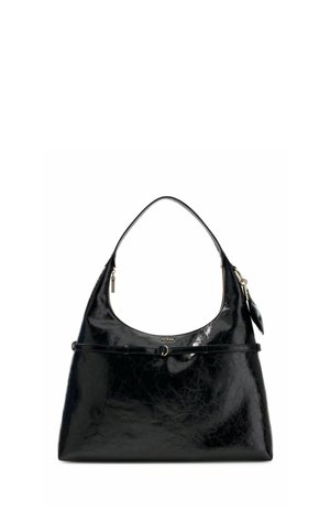 Sac à bandoulière en cuir noir brillant avec une lanière unique, un petit logo de marque doré et une fine ceinture décorative sur le devant.