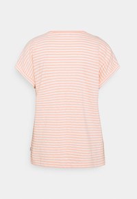 Camiseta de algodón ligera en melocotón claro con rayas horizontales blancas, de mangas cortas y corte holgado. Diseño sencillo sin adornos.