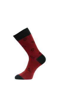 Chaussettes rouges avec un orteil et un talon noirs, ornées d'un motif répétitif de petites formes noires. Fabriquées en un tissu doux et texturé.