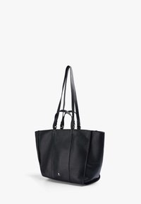 Bolso tote de cuero negro con acabado texturizado, doble asa larga y un pequeño logo metálico en la parte frontal. Diseño espacioso con costuras verticales.