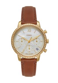Montre dorée avec un cadran en nacre, trois sous-cadrans, bracelet en cuir brun et accents en cristal sur la lunette. Présente un affichage de la date.