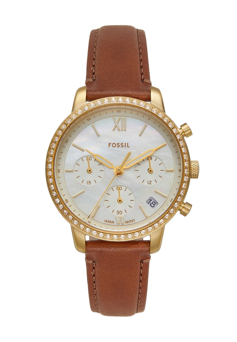Montre dorée avec un cadran en nacre, trois sous-cadrans, bracelet en cuir brun et accents en cristal sur la lunette. Présente un affichage de la date.