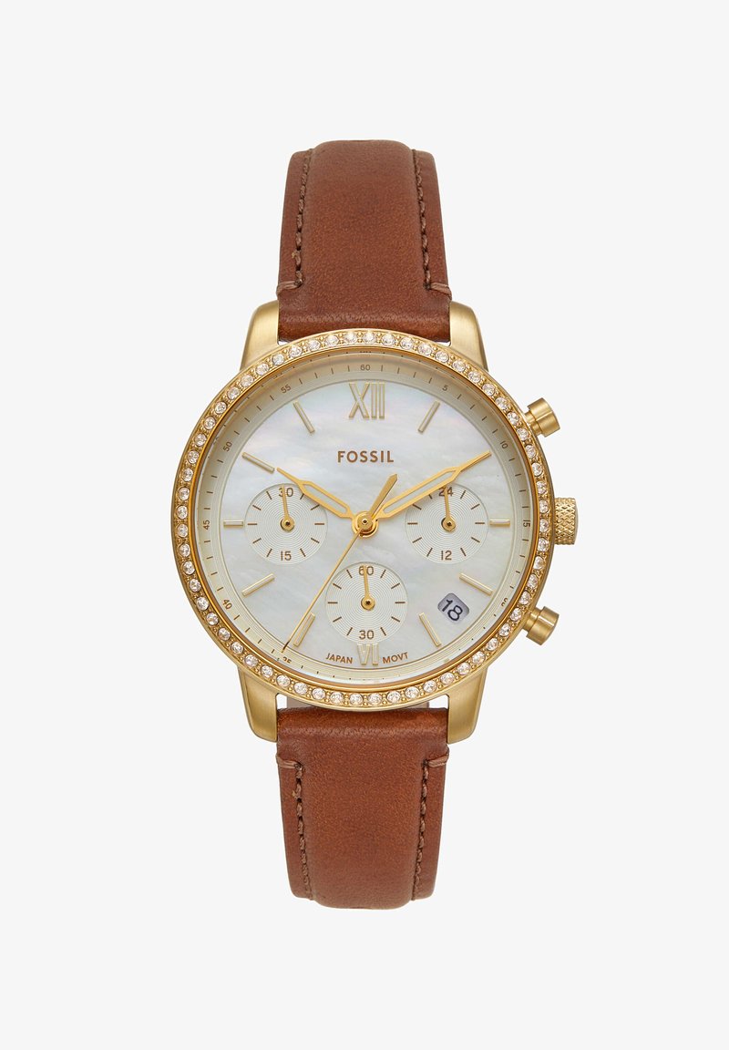 Gouden horloge met een parelmoeren klok, drie subdials, bruine lederen band en kristalaccenten op de bezel. Voorzien van een datumnweergave.
