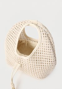 Τσάντα χειρός σε εκρού χρώμα, πλεγμένη, με στρογγυλεμένη λαβή, ανοιχτό πάνω μέρος και μικρό πουγκί με κορδόνι στο εσωτερικό.
