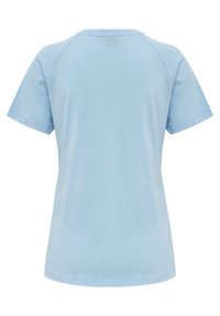Jasnoniebieska koszulka krótki rękaw z okrągłym dekoltem, miękka w dotyku i z rękawami raglanowymi. Prosty design bez widocznych wzorów czy akcentów.