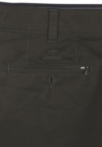 Diep zwarte broeken met een gladde textuur, voorzien van een ritsachterzak en een gegraveerd logo met de tekst "CLUB DE COMFORT."