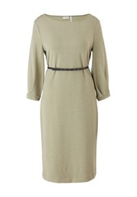Oliwkowa sukienka z dekoltem w łódkę, rękawami o długości 3/4 oraz dopasowaną talią podkreśloną czarnym paskiem z złotymi ćwiekami. Gładka faktura.